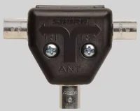 SHURE UA221Z Пассивный антенный сплиттер разделяет входной сигнал на два входных, 1-2 ГГц, для UC4, SLX4, ULXS4, ULXP4, U4S, U4D, UR4S и UR4D. В компл
