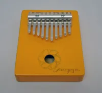 KMKr-2-YW Escudo Калимба, резонаторная, 10 язычков, трапеция, желтая, Мозеръ