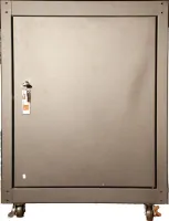 MX-6 напольный рэковый шкаф 19” вместимостью 18U. Шкаф оснащен двумя дверями: спереди, сзади - полностью металлическая дверь; обе снабжены замками, закрывающимися на ключь. Установка на колесиках.