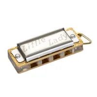HOHNER LITTLE LADY AR(M91560) - коллекционное издание самой маленькой губной гармоники. Ограниченный тираж. В круглом прозрачном шаре. Тональность C, прозрачный корпус, стальные крышки, длина 3,5см., 4 отверстия. Можно вешать на цепочку или ключи, кольцом