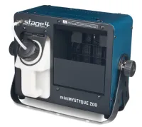 STAGE4 - miniMYSTYQUE 200. Компактный генератор сценического тумана, работающий на жидкости на водной основе. Мощность нагревателя - 200Вт, емкость для жидкости - 1,5л, управление - проводной ПДУ, время нагрева - 70 сек, производительность - 85мᶟ/мин, рас