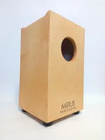 Mirus Percussion Puno Кахон, корпус: берёзовая фанера высшего сорта 9 мм. Тапа: березовая фанера высшего сорта 3 мм. Размеры: 500 мм х 300 мм х 300 мм. Конструкция со специальными эргономичными Выпилами которая делает игру на кахоне еще более комфортной и
