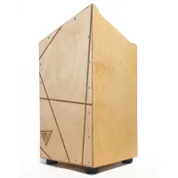 Mirus Percussion Paita Кахон, корпус: берёзовая фанера высшего сорта 9 мм. Тапа: березовая фанера высшего сорта 3 мм. Размеры: 500 мм х 300 мм х 300 мм. Конструкция со специальными эргономичными выпилами. Ножки: Выполнены из прочного пластика не царапающе