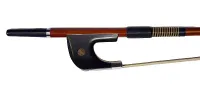 MBB46G 4/4 Смычок для контрабаса класса B.  Круглая трость из дерева PERNAMBUCCO, колодка из черного дерева с перламутровыми глазками, медный винт. немецкая колодка
