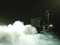 LE MAITRE FREEZEFOG PRO. Охладитель-генератор тяжелого дыма.Производительность ( в тандеме с G300 или G-Force 3): 41 000м3/мин. Охлаждение дыма при помощи диффузии жидкой углекислоты: дым не поднимается, не оставляет следов на полу, рассеивается без следо