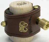 Alto saxophone ligature and cap Woodstone KODAMAII Brown Meyer - Alto saxophone Meyer mouthpiece ligature with ebony retainer, brass posts, precision screw and brown leather strap