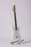 Pierre Cesar MEC9303 WHG электрогитара, 6 струн, мензура 648 мм, корпус Stratocuster и гриф из твердого дерева, накладка грифа палисандр, звукосниматели одиночные SSS, цвет белый глянцевый. Китай