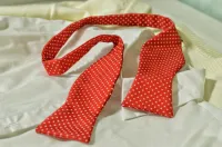 Галстук-бабочка Mr.&Mrs.Bowtie габардин, красный в белый горох, самовяз