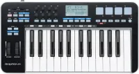 GRAPHITE 25 USB/MIDI-клавиатура, 25 чувствительных к скорости нажатия полувзвешенных клавиш, 8 назначаемых энкодеров, 4 драм-пэда, назначаемые кнопки, вес 2,5 кг. SAMSON