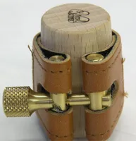 Alto saxophone ligature and cap Woodstone KODAMAII Camel Selmer - Alto saxophone Selmer mouthpiece ligature with ebony retainer, brass posts, precision screw and light brown leather strap
