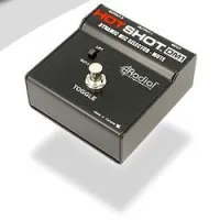 Radial hotshot dm1  беcшумный ножной выключатель динамического микрофона на сцене
