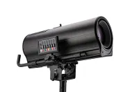 STAGE4 FW-SPOT 1000-Z Светодиодный прожектор следящего света.  LED 1000 Вт. Цветовая температура 7500К. Световой поток 59000 лм – 62000 лм. Мощность 1280 Вт. Питание АС 100-240В, 50/60 Гц. Электронный фокус и зум. Регулируемый угол раскрытия луча 6-12°. У