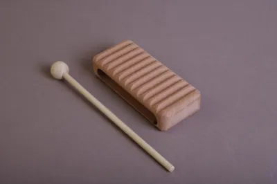 369470