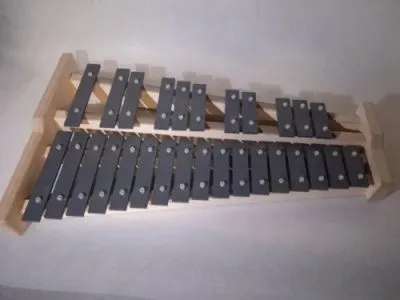 633805