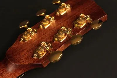 438717