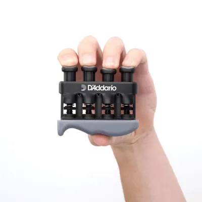 443600