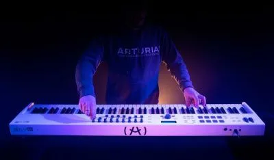438856