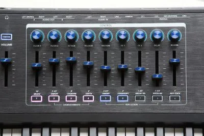 596282