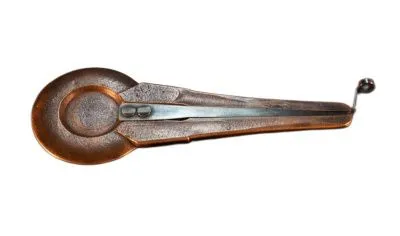 608028