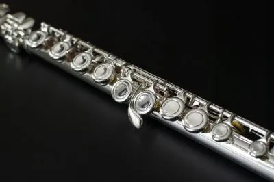 570235