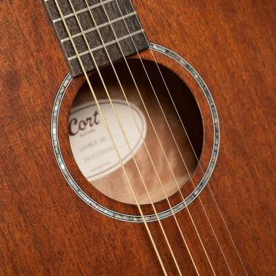 606858