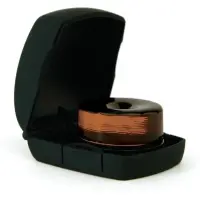 KRDD D'Addario Канифоль Kaplan Premium Dark темная, используется оригинальная формула Ладислава Каплана, которая при использовании создает очень мало пыли, оставляя инструмент чистым. США
