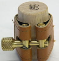 Alto saxophone ligature and cap Woodstone KODAMAII Camel Selmer - Alto saxophone Selmer mouthpiece ligature with ebony retainer, brass posts, precision screw and light brown leather strap